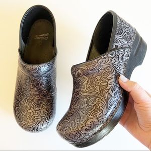 Dansko Women’s Tooled Patent Professional Work Clogs Grey Damask Floral 40